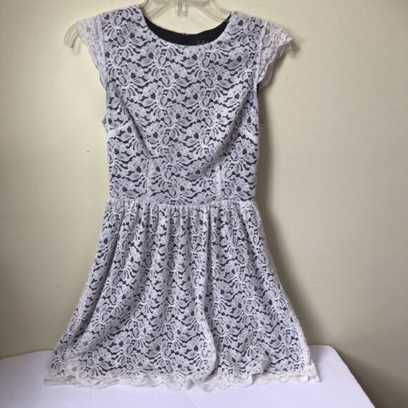 Aritzia Wilfred Talula Belgravia Lace Mini Dress Lined Back Zip Cap Sleeves Crew - Picture 2 of 16